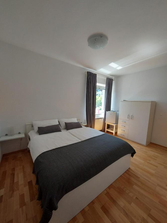 Guesthouse Pri Mihelovih Sezana ภายนอก รูปภาพ
