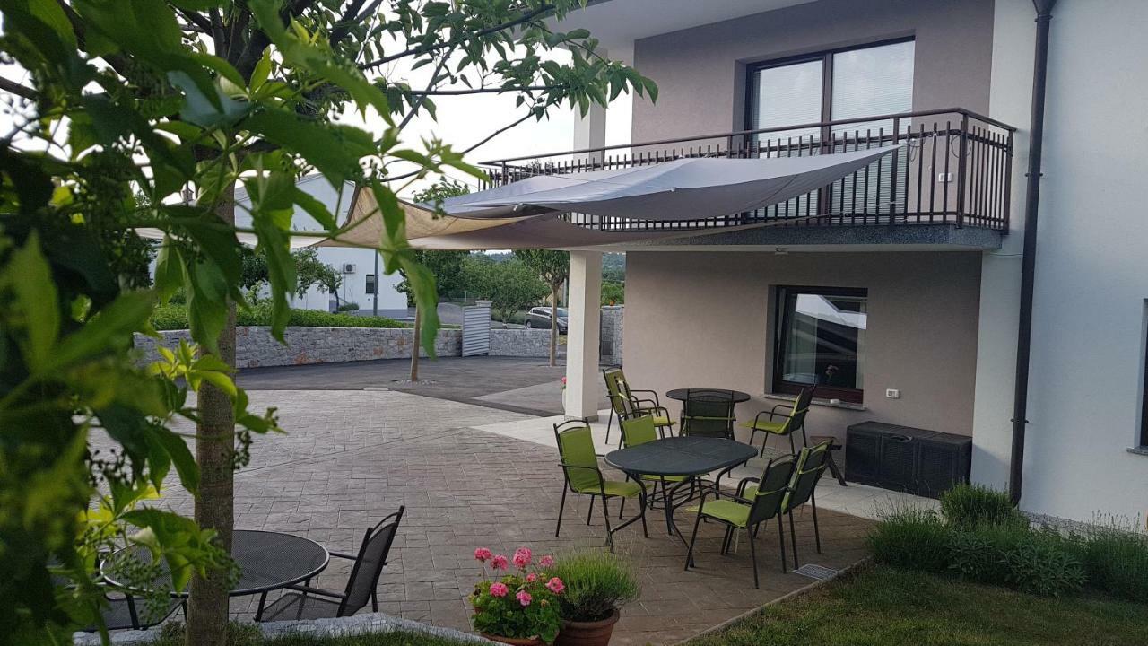 Guesthouse Pri Mihelovih Sezana ภายนอก รูปภาพ